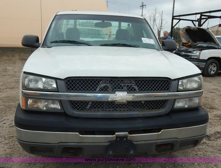 image for item J6420 2003 Chevrolet Silverado 1500 pickup truck