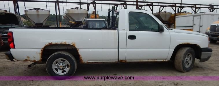 image for item J6420 2003 Chevrolet Silverado 1500 pickup truck