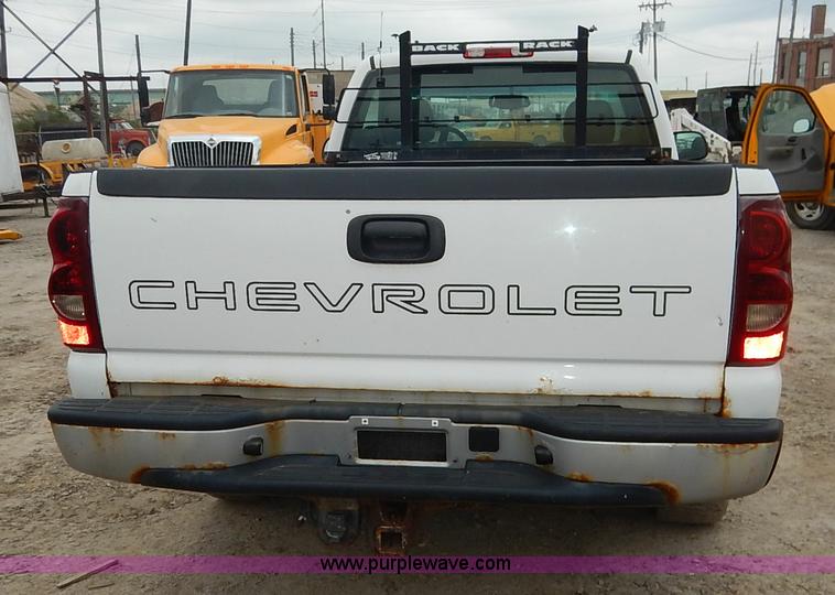 image for item J6420 2003 Chevrolet Silverado 1500 pickup truck