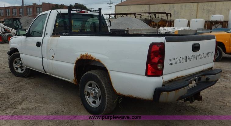 image for item J6420 2003 Chevrolet Silverado 1500 pickup truck