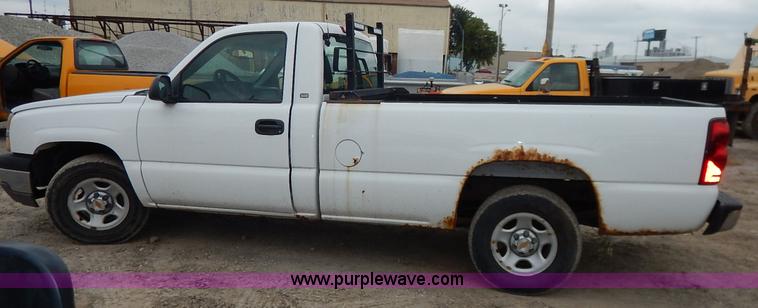 image for item J6420 2003 Chevrolet Silverado 1500 pickup truck