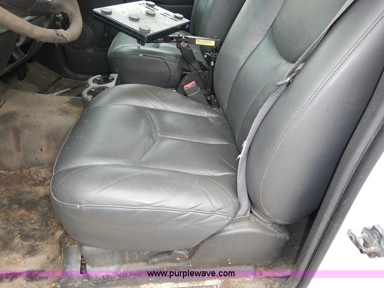 image for item J6420 2003 Chevrolet Silverado 1500 pickup truck