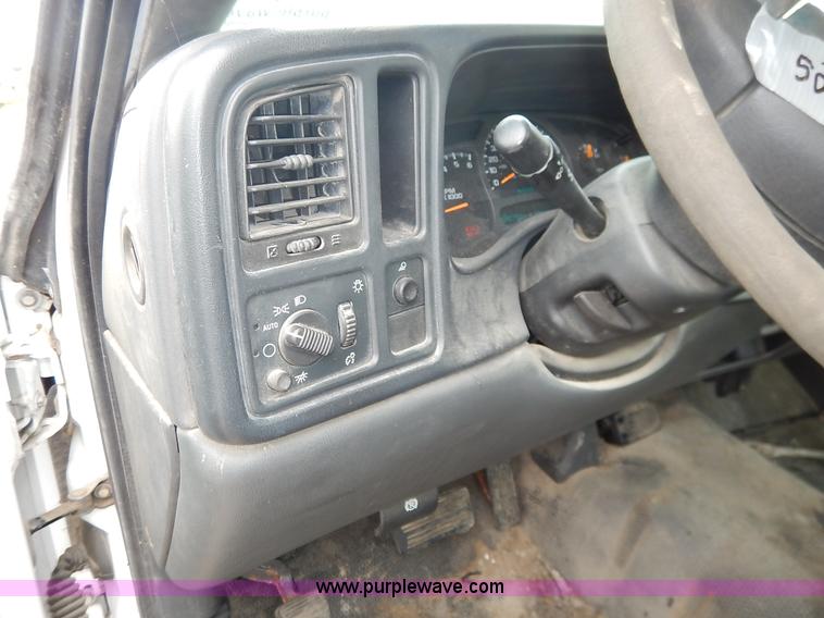 image for item J6420 2003 Chevrolet Silverado 1500 pickup truck