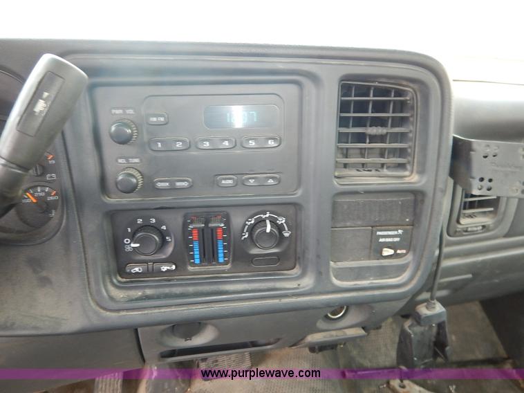 image for item J6420 2003 Chevrolet Silverado 1500 pickup truck