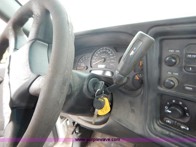 image for item J6420 2003 Chevrolet Silverado 1500 pickup truck