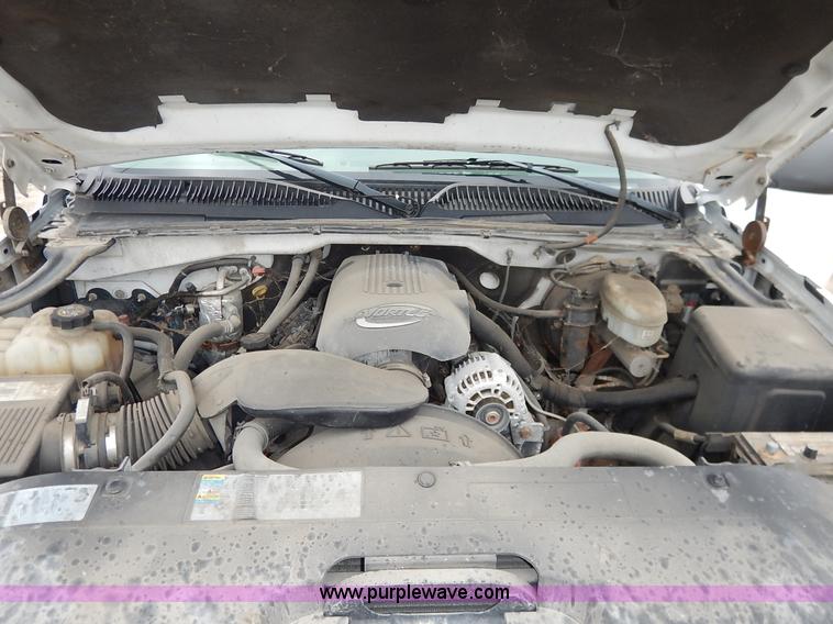 image for item J6420 2003 Chevrolet Silverado 1500 pickup truck