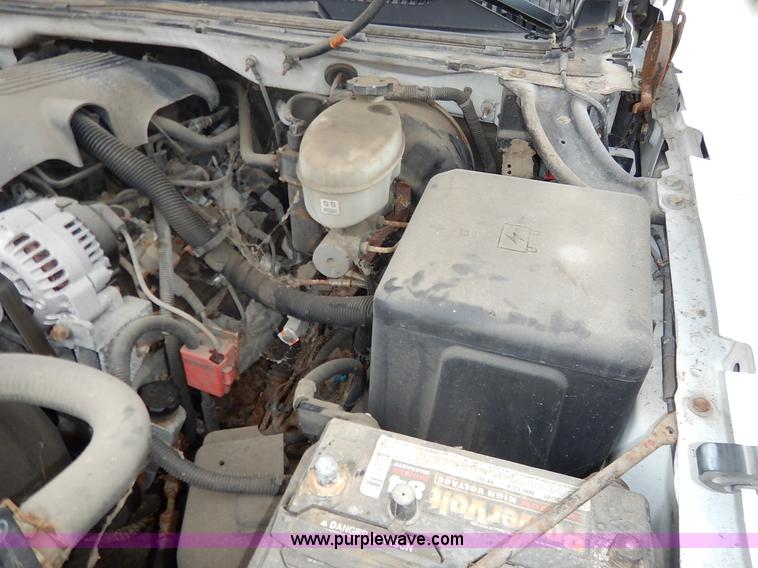 image for item J6420 2003 Chevrolet Silverado 1500 pickup truck