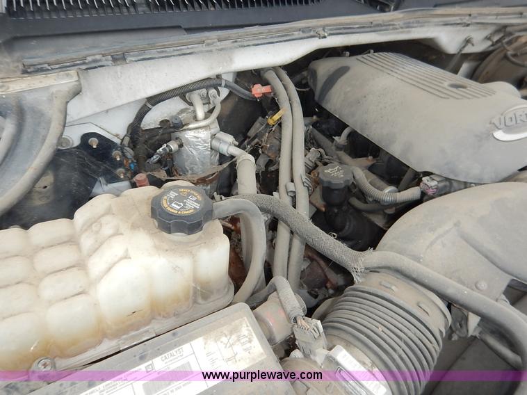 image for item J6420 2003 Chevrolet Silverado 1500 pickup truck