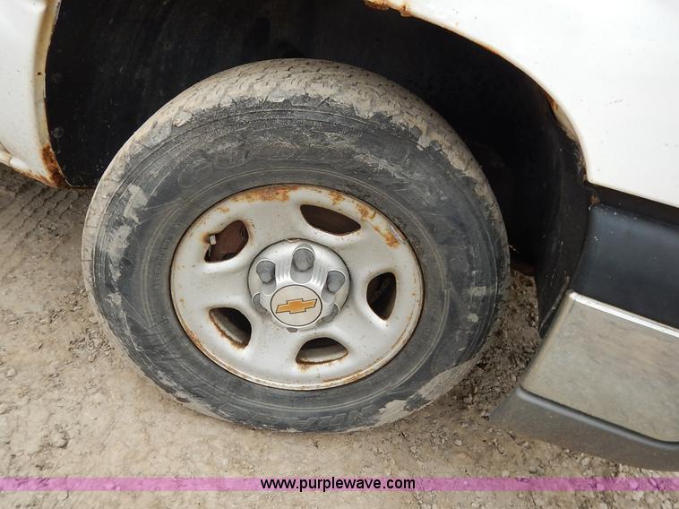 image for item J6420 2003 Chevrolet Silverado 1500 pickup truck