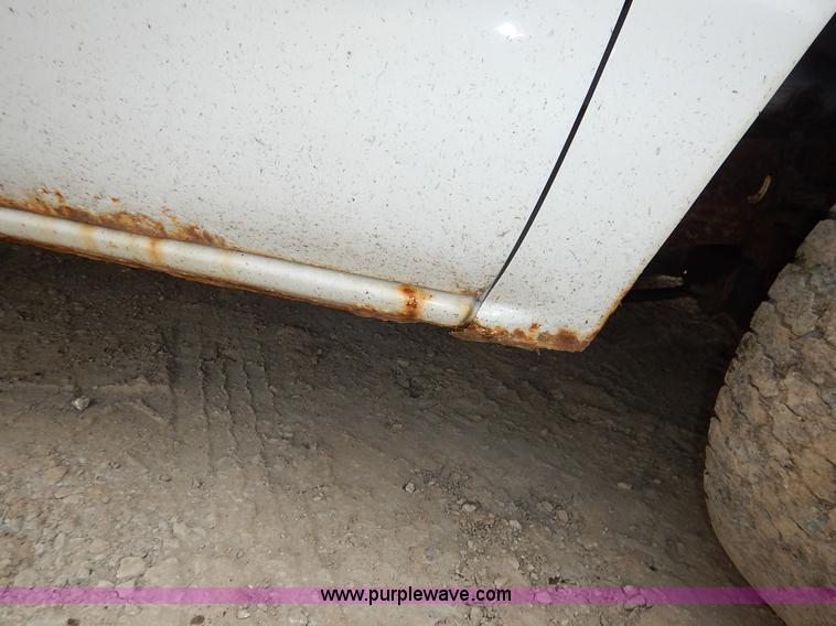 image for item J6420 2003 Chevrolet Silverado 1500 pickup truck