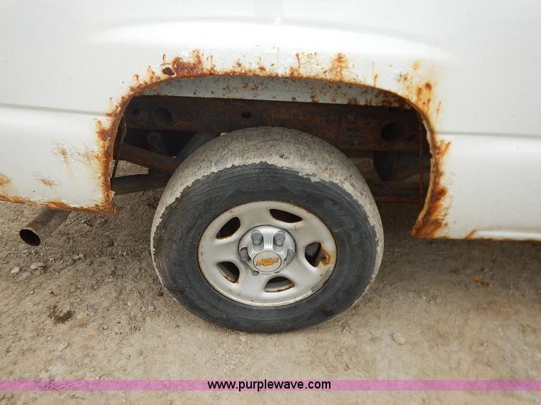 image for item J6420 2003 Chevrolet Silverado 1500 pickup truck