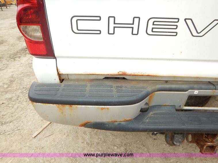 image for item J6420 2003 Chevrolet Silverado 1500 pickup truck