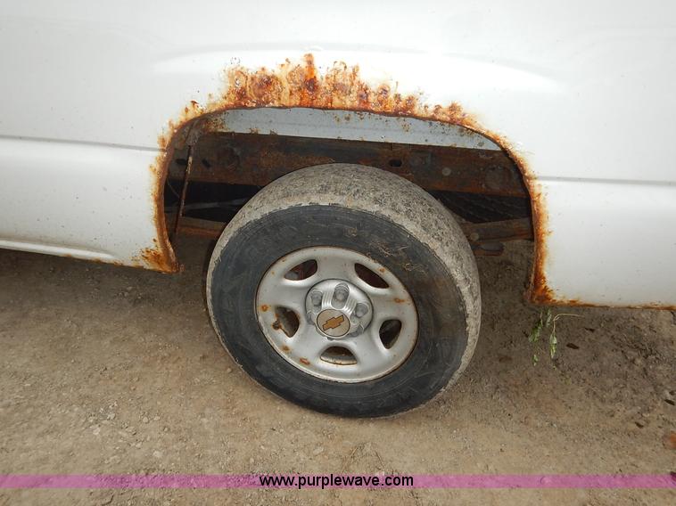 image for item J6420 2003 Chevrolet Silverado 1500 pickup truck