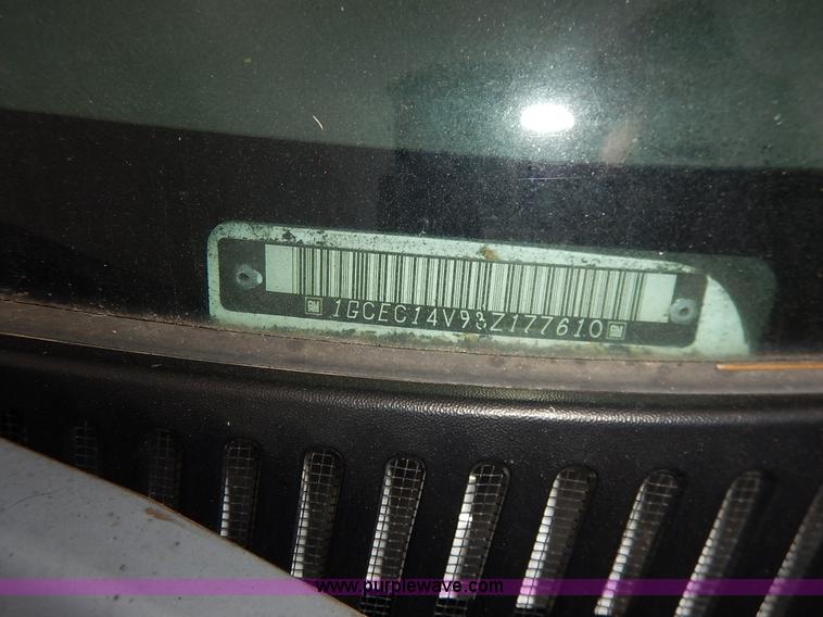 image for item J6420 2003 Chevrolet Silverado 1500 pickup truck