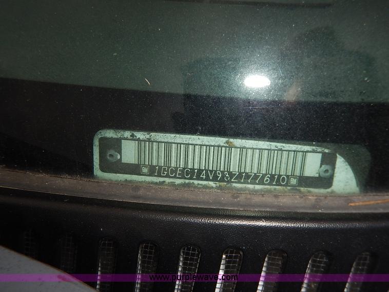 image for item J6420 2003 Chevrolet Silverado 1500 pickup truck