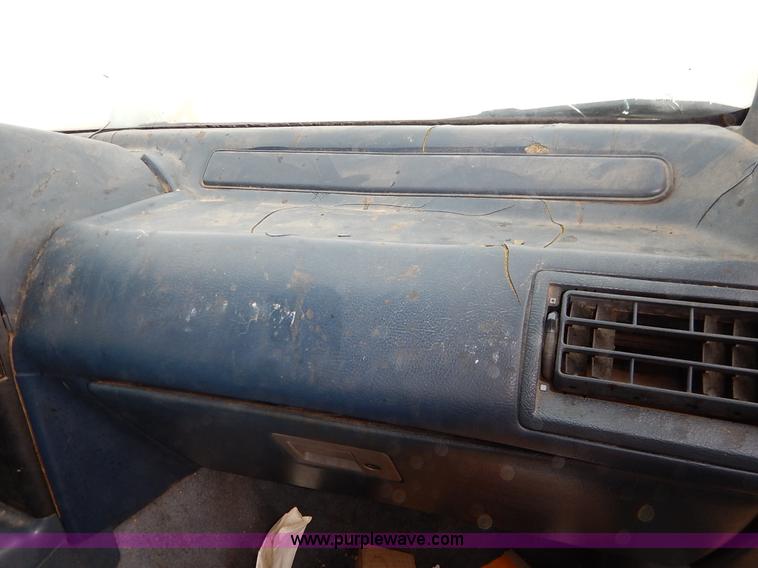 image for item J6436 1993 Ford Thunderbird LX