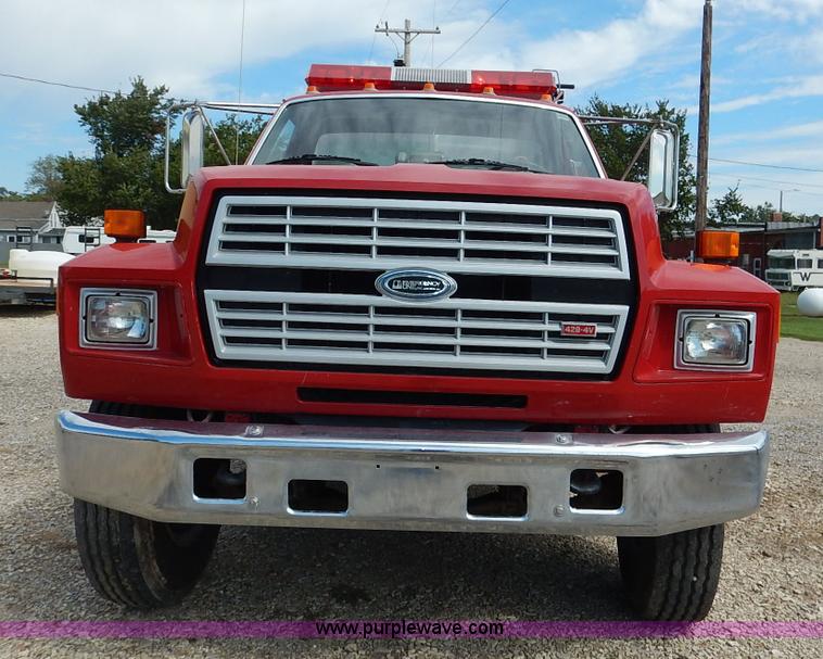 image for item J6439 1985 Ford F700 fire truck