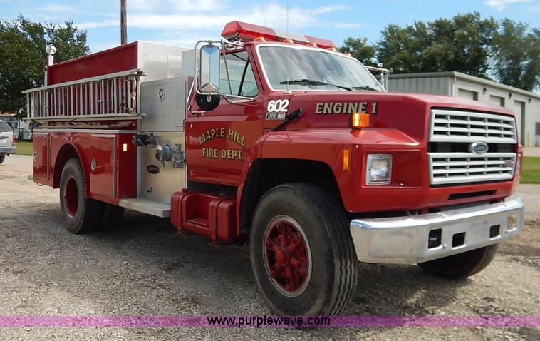 image for item J6439 1985 Ford F700 fire truck