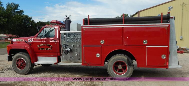 image for item J6439 1985 Ford F700 fire truck