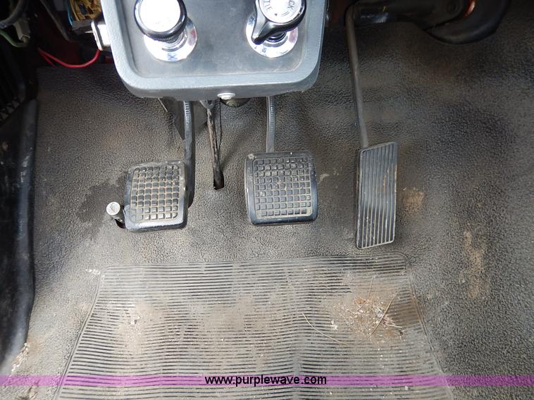 image for item J6439 1985 Ford F700 fire truck