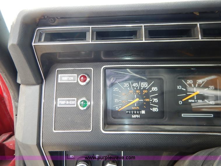 image for item J6439 1985 Ford F700 fire truck