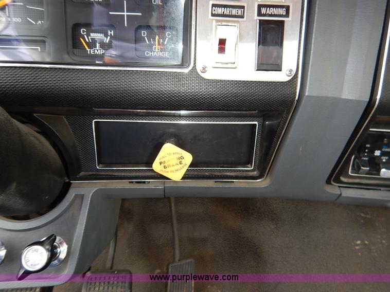 image for item J6439 1985 Ford F700 fire truck