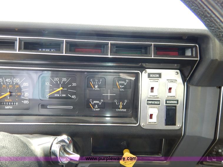 image for item J6439 1985 Ford F700 fire truck