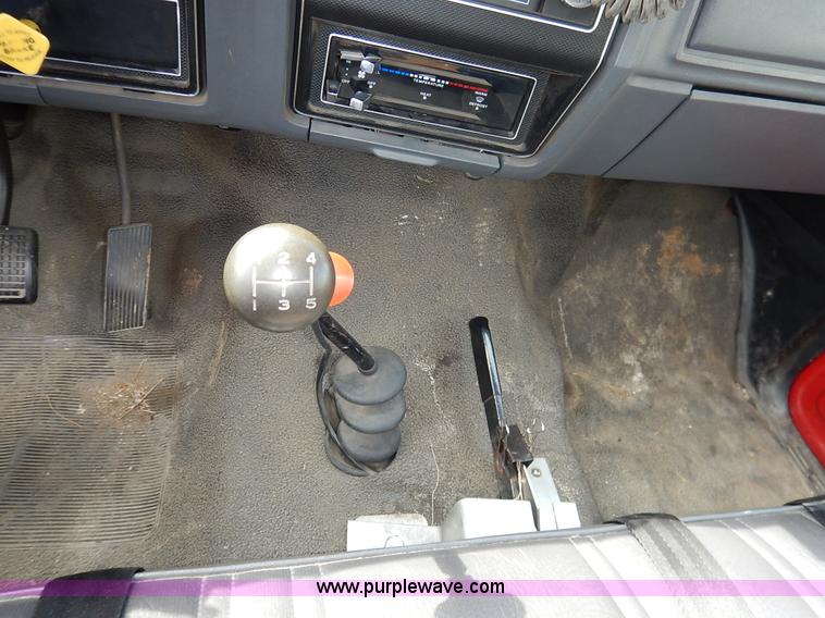 image for item J6439 1985 Ford F700 fire truck