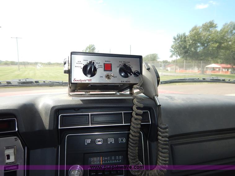 image for item J6439 1985 Ford F700 fire truck