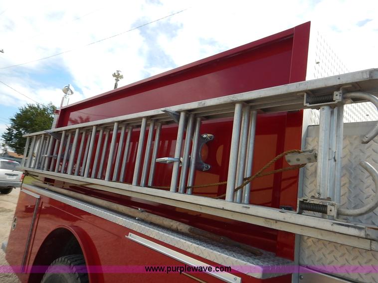 image for item J6439 1985 Ford F700 fire truck