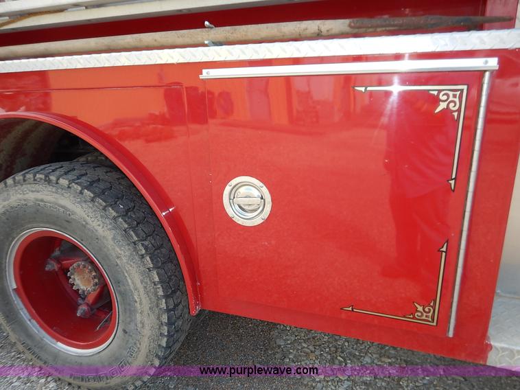 image for item J6439 1985 Ford F700 fire truck