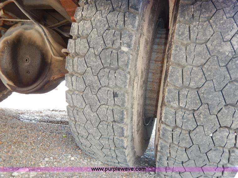 image for item J6439 1985 Ford F700 fire truck