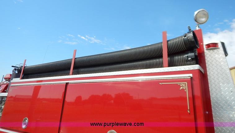 image for item J6439 1985 Ford F700 fire truck