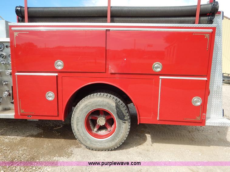 image for item J6439 1985 Ford F700 fire truck