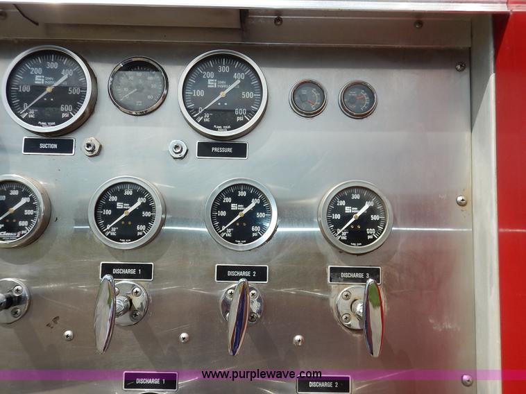 image for item J6439 1985 Ford F700 fire truck