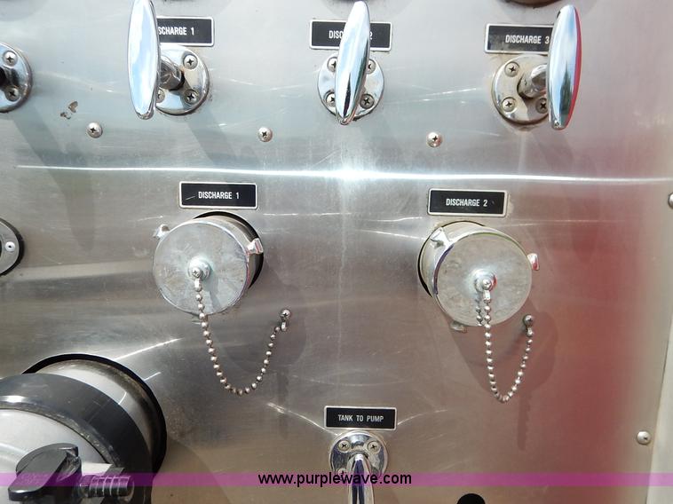 image for item J6439 1985 Ford F700 fire truck