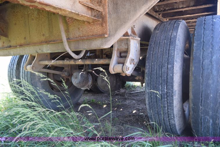 image for item J6590 2002 Guthrie Wilkens live bottom trailer