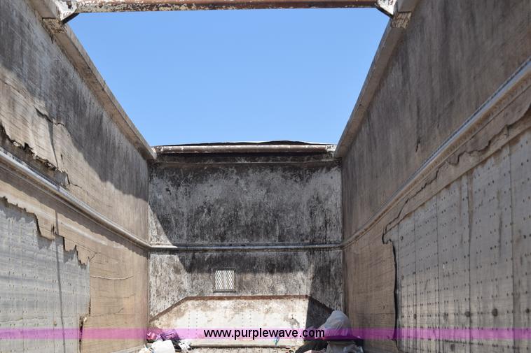 image for item J6590 2002 Guthrie Wilkens live bottom trailer