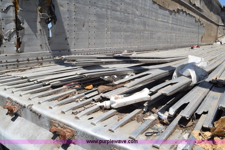 image for item J6590 2002 Guthrie Wilkens live bottom trailer