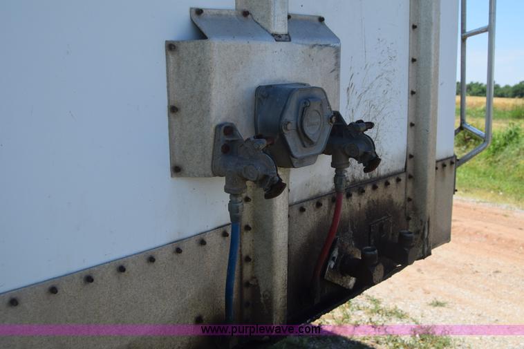 image for item J6590 2002 Guthrie Wilkens live bottom trailer