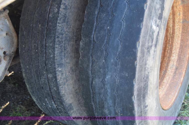 image for item J6590 2002 Guthrie Wilkens live bottom trailer