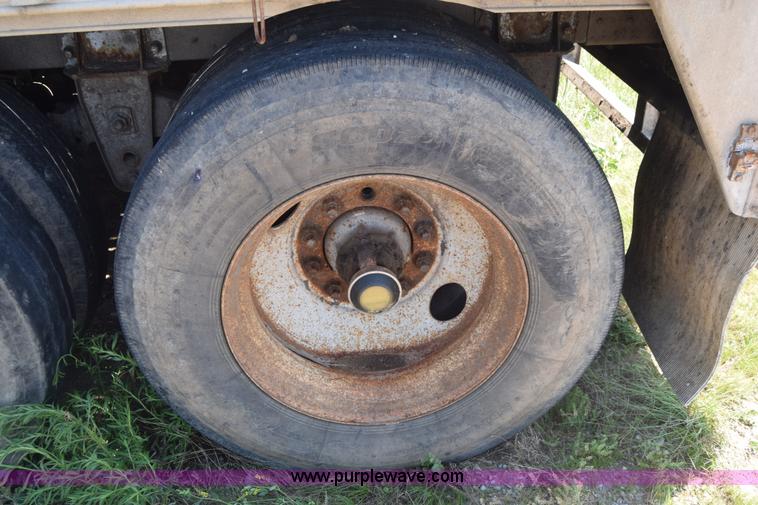 image for item J6590 2002 Guthrie Wilkens live bottom trailer