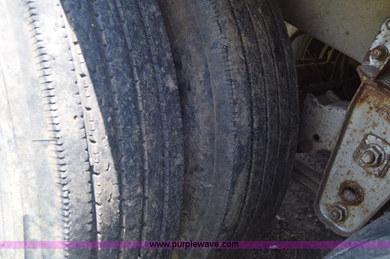 image for item J6590 2002 Guthrie Wilkens live bottom trailer