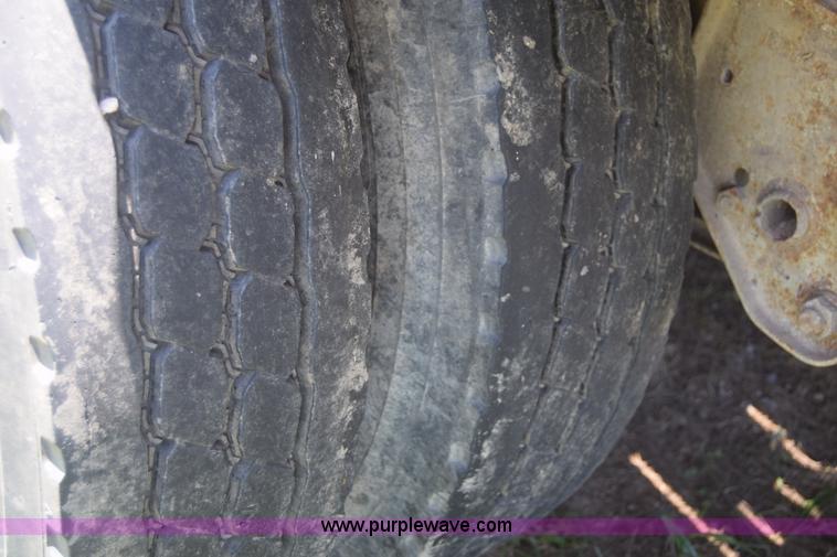 image for item J6590 2002 Guthrie Wilkens live bottom trailer