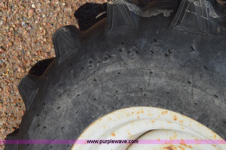 image for item J8122 New Holland 2120 tractor