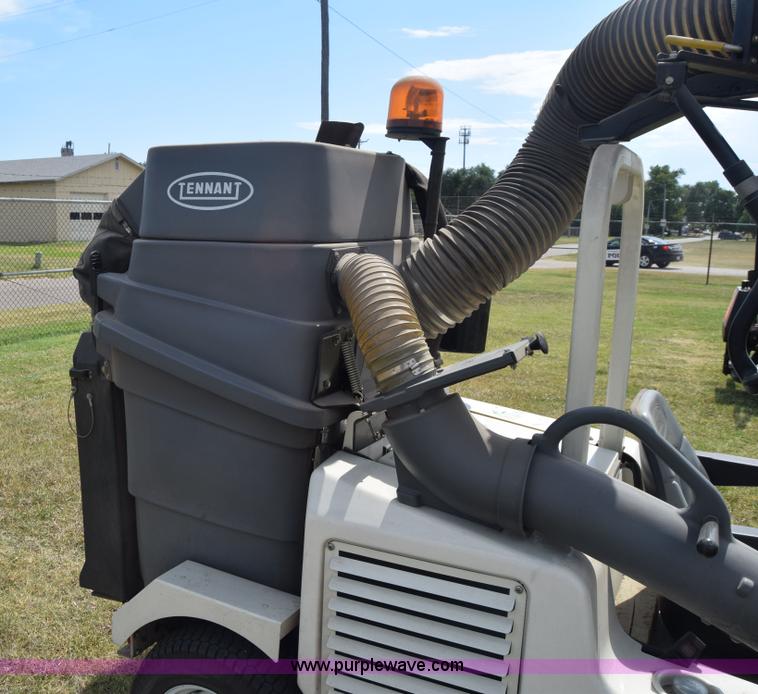 image for item J8131 Tennant ATLV 4300 sweeper