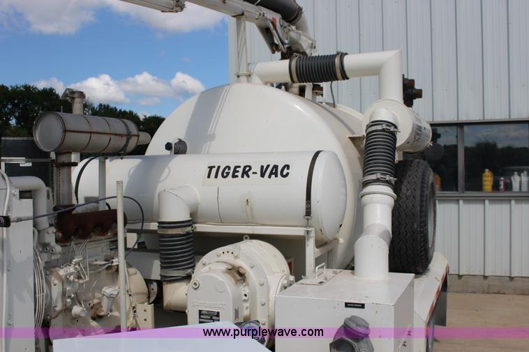 image for item K1166 2000 Tiger TGV1000 vacuum trailer