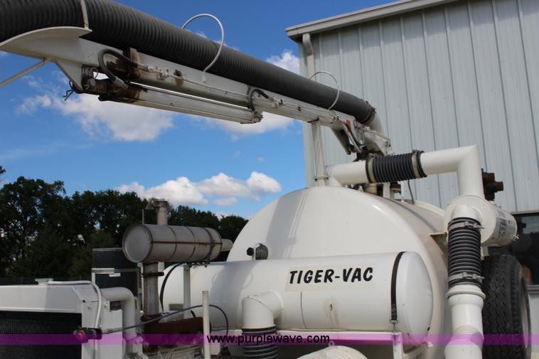 image for item K1166 2000 Tiger TGV1000 vacuum trailer