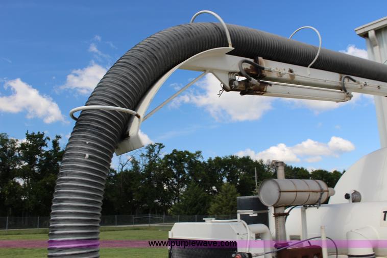 image for item K1166 2000 Tiger TGV1000 vacuum trailer