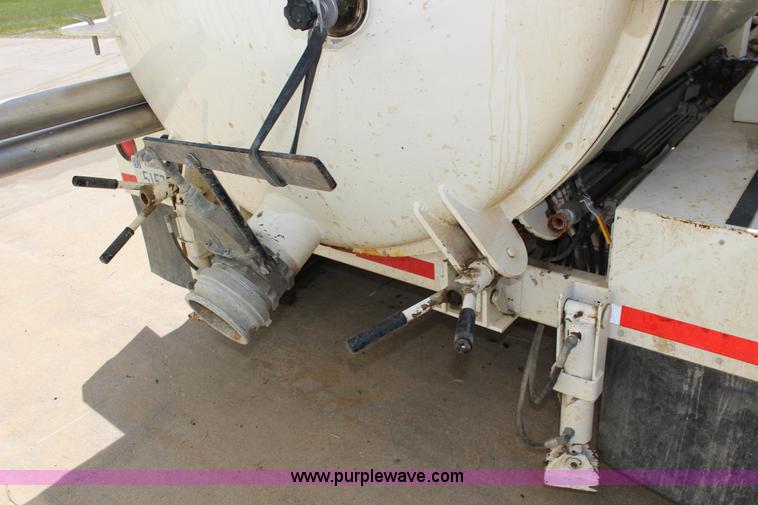 image for item K1166 2000 Tiger TGV1000 vacuum trailer
